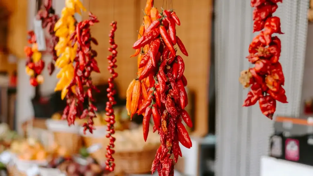 ဘိုလီးဗီးယားရှိ Netflix သမားတိုင်တွေကို ရှာဖွေပြီး မြို့လမ်းညွှန်ကွန်တင့်ကို local creators တွေနဲ့ feature လုပ်နည်း practical guide။