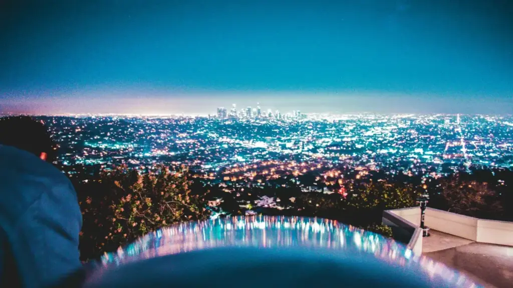 အက်ွာဒေါးးတွင် WhatsApp creator တွေကို joint campaign ရပါတယ့် နည်းလမ်းတွေ၊ local အချက်အလက်တွေ၊ စိတ်ချရတဲ့ outreach နည်းနှင့် privacy အချက်များကို မြန်မာမြန်မာစတိုင်းနဲ့ရှင်းပြထားပါတယ်။