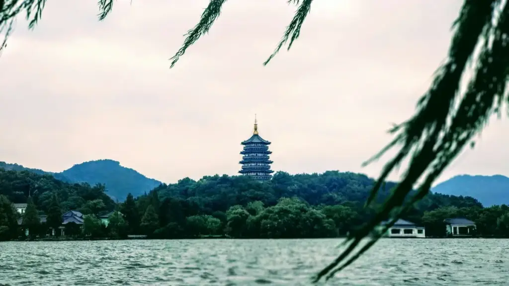 Myanmar creators များအတွက် Rumble ပလက်ဖောင်းတွင် Ukraine brand တွေကို ရောက်ကာ game publisher များနှင့် partnership ဖန်တီးနည်းများ၊ AI recommendation နဲ့ platform သဘောထားများအပေါ် သတင်းအချက်အလက်နှင့်အတူ ကိစ္စရင်းပေါင်းများကို တင်ပြသည်။