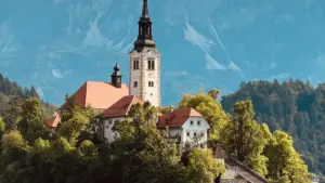 မြန်မာ အစ်စတွေ၊ မာကတင်း မန်နေဂျာတွေ အတွက် Oman ရဲ့ Netflix-related creators တွေကို product seeding နဲ့ တွဲဖက်ဖို့ လုပ်နည်းများ၊ practical tools, local insight နဲ့ risk-handling အကြံပေးချက်များ။